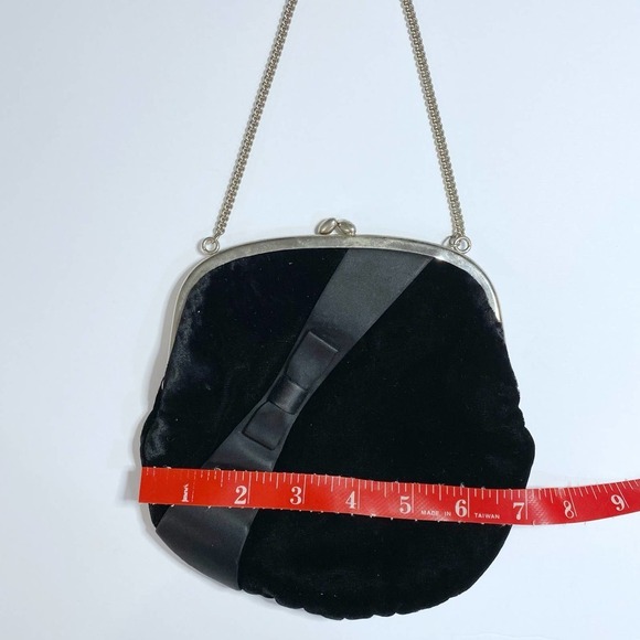 Early 1900s Black Velvet Evening bag clutch bow small chain strap. - Picture 7 of 8